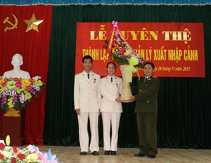 Thiếu tướng Bùi Đức Sòn, Giám đốc Công an tỉnh tặng hoa chúc mừng tập thể cán bộ, chiến sĩ Phòng quản lý xuất - nhập cảnh nhân lễ tuyên thệ thành lập đơn vị.
